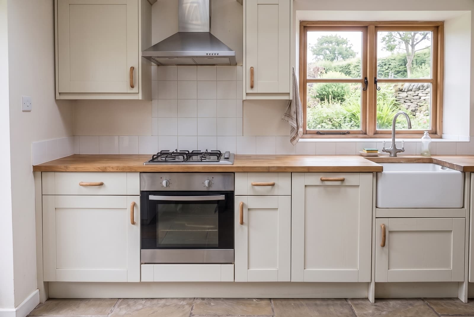 Same Devon kitchen after a deep clean, polished hob and oven, clear gleaming worktop, swept floor